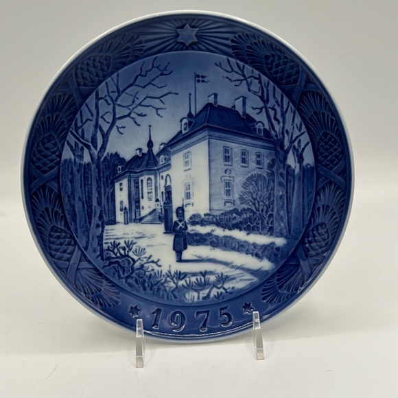 Royal Copenhagen Other - Royal Copenhagen Collectors Christmas Plate 1975
